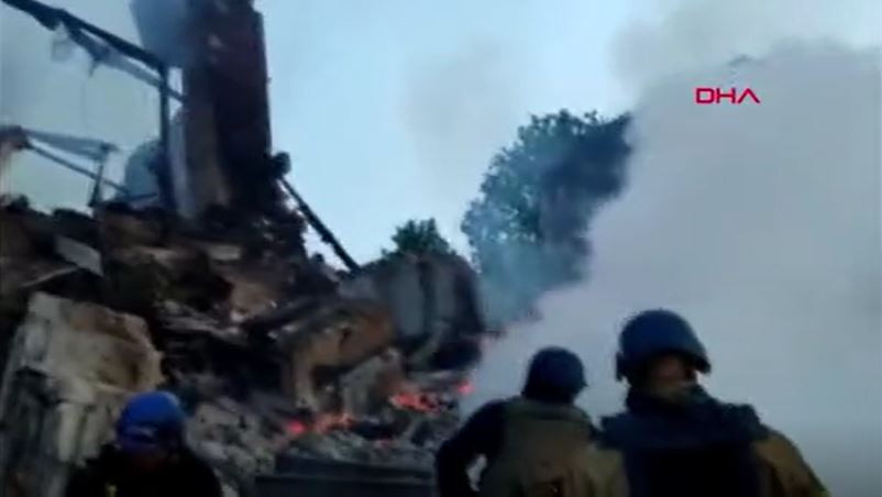 Flaş… Flaş… Ruslar Luhansk’ta köy okulunu bombaladı! Çok sayıda kişi enkaz altında… - Resim : 1