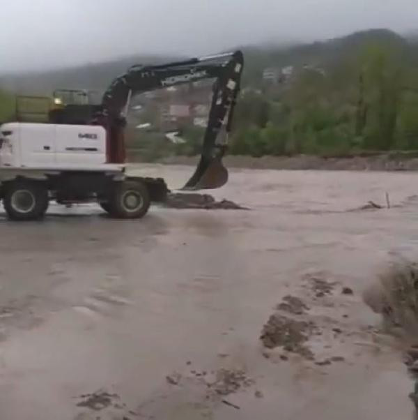 Sinop Türkeli'de dere taştı. 11 köyü birbirine bağlayan yol kapandı - Resim : 3