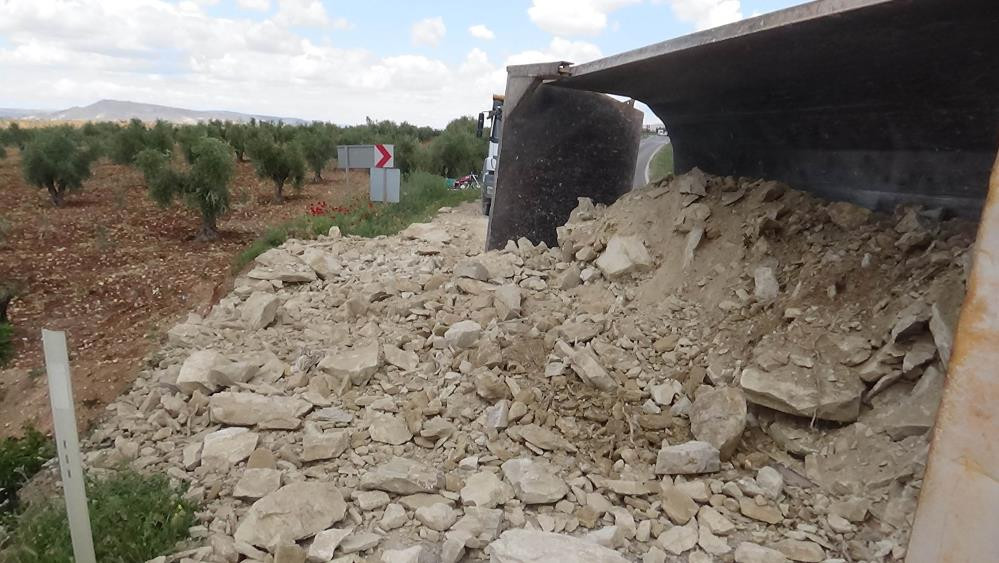 Harfiyat kamyonu trafiği felç etti - Resim : 4