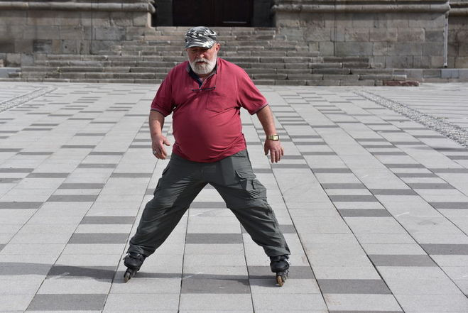 70 yaşında her yere patenle gidiyor - Resim : 1