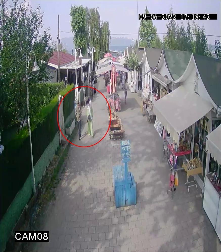 Karısı yerine başka kadını vurdu - Resim : 1