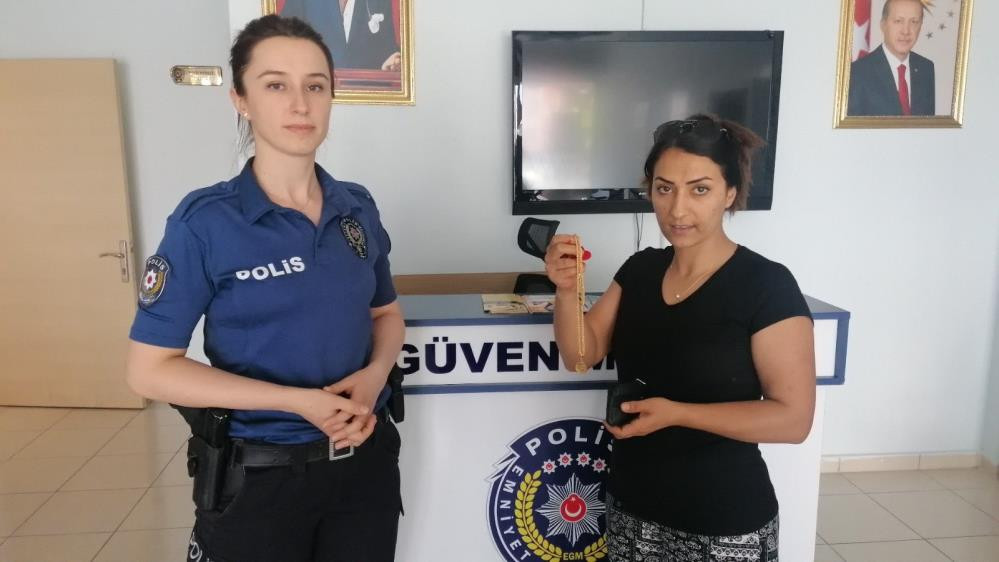 Altın dolu çantasını kaybetti. Getirenlere su bile ısmarlamadı - Resim : 2