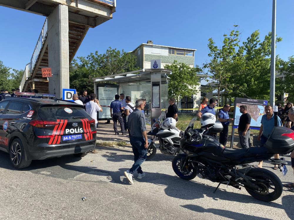 Büyükçekmece'de otomobil otobüs durağındaki öğrencilerin arasına daldı: 1  ölü, 8 yaralı