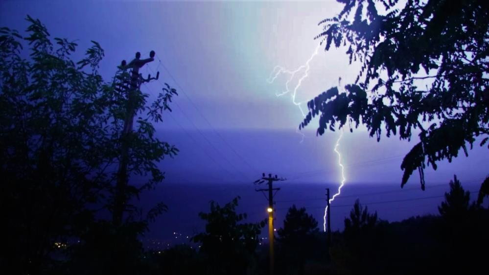 Gecenin karanlığını şimşekler aydınlattı. Kırmızı alarm verildi - Resim : 1