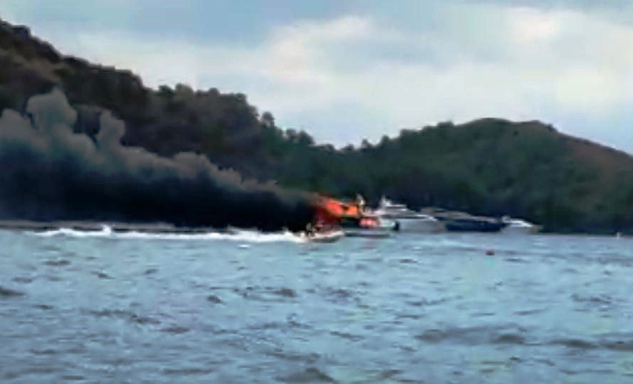 Lüks yat cayır cayır yandı - Resim : 1