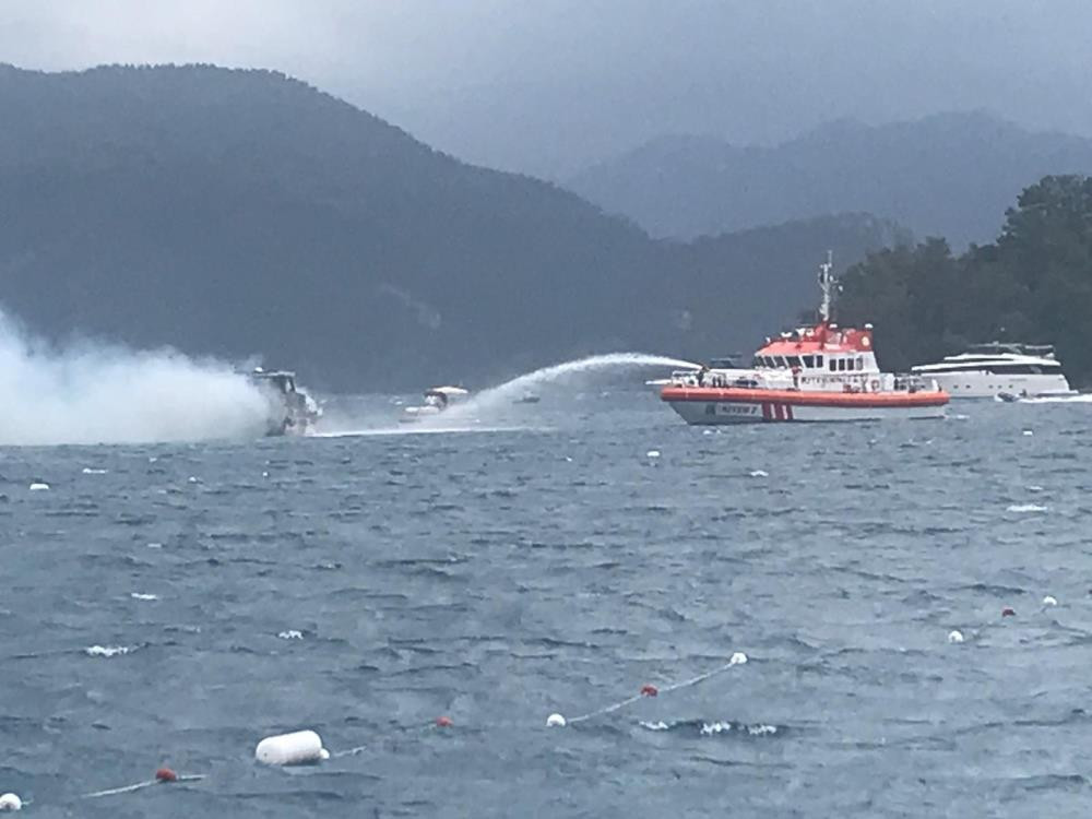 Lüks yat cayır cayır yandı - Resim : 2