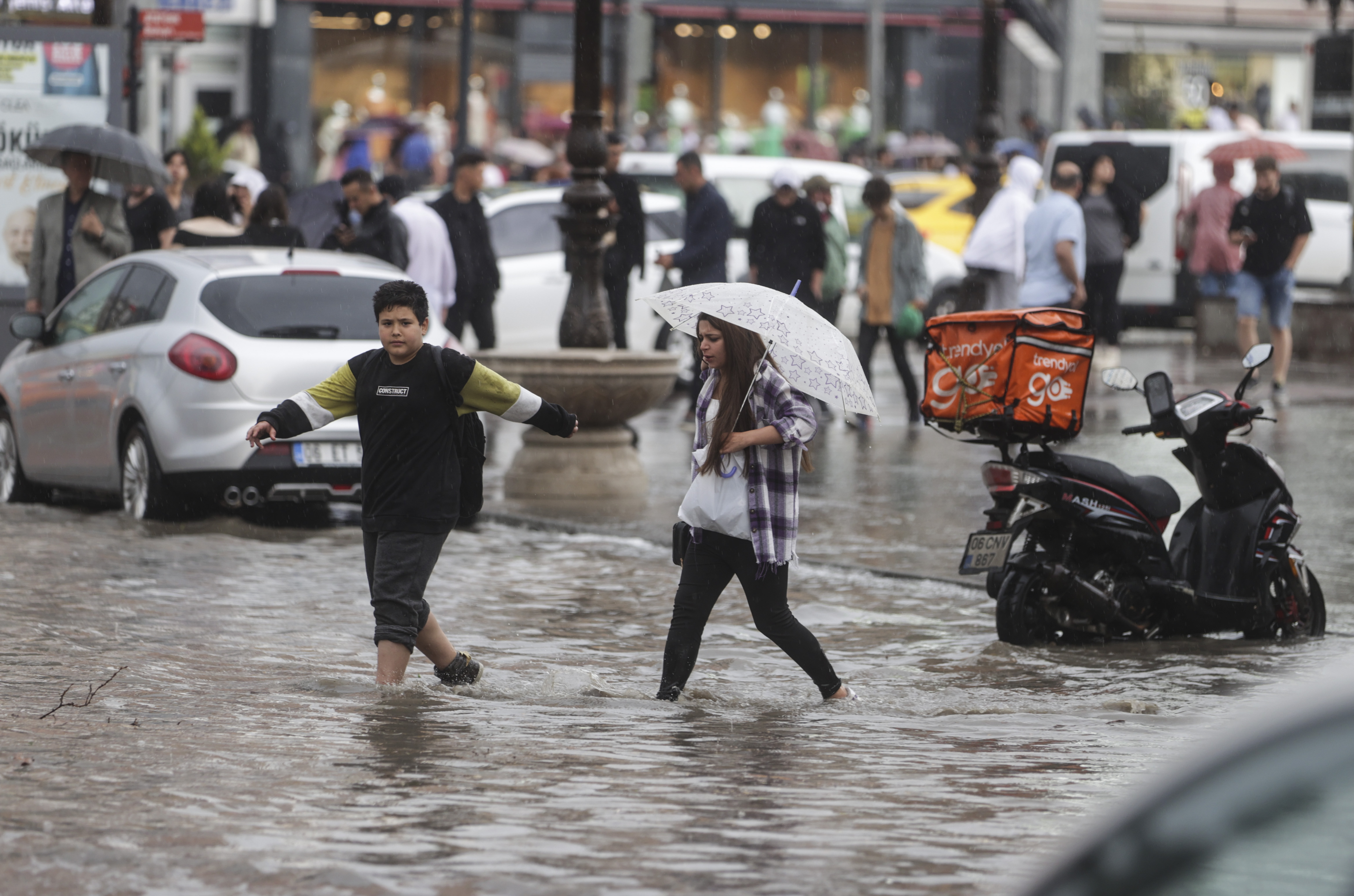 Турция 1 июня. Наводнение. Турция люди. Наводнение в Анкаре. Наводнение в Турции.