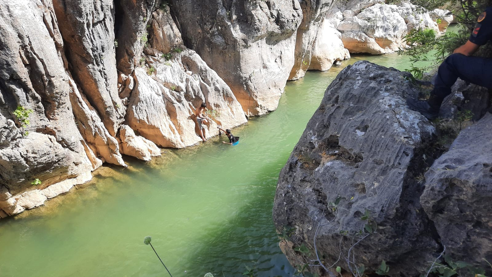 Sinek Çayı'nda mahsur kalan çocuk kurtarıldı - Resim : 1