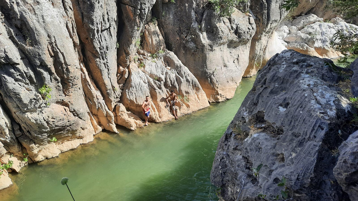 Sinek Çayı'nda mahsur kalan çocuk kurtarıldı - Resim : 3