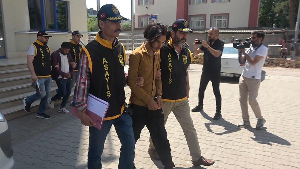 Kendilerini polis olarak tanıtan 2 dolandırıcı tutuklandı - Resim : 1