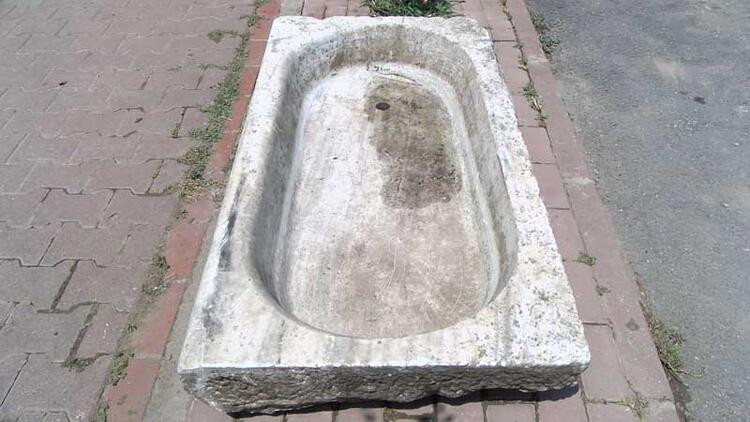 Büyükada'da çaldıkları tarihi üzüm teknesini bahçeye bıraktılar - Resim : 1