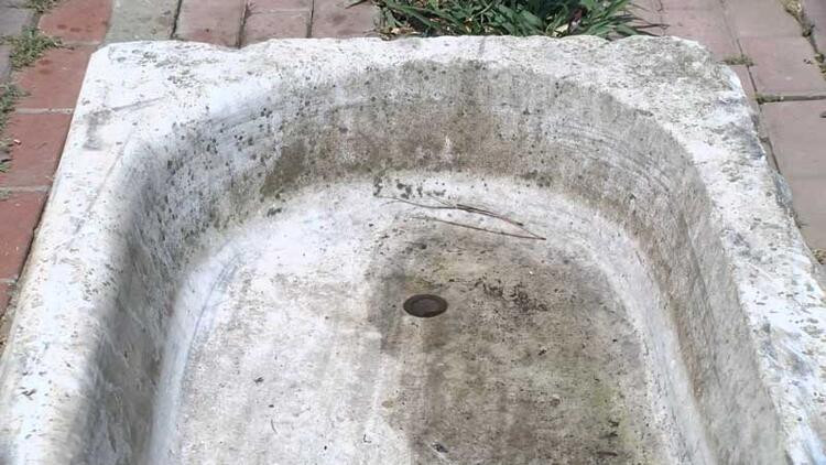 Büyükada'da çaldıkları tarihi üzüm teknesini bahçeye bıraktılar - Resim : 2