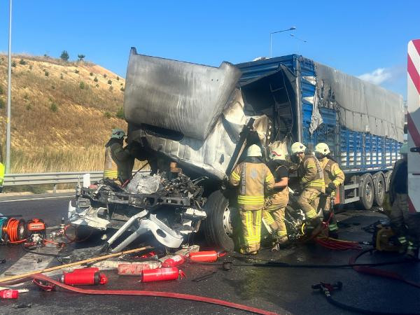 Öndeki tıra tüm hızıyla çarptı. Tır yandı. Şoför hayatını kaybetti - Resim : 1