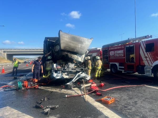 Öndeki tıra tüm hızıyla çarptı. Tır yandı. Şoför hayatını kaybetti - Resim : 4