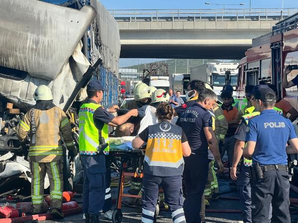 Öndeki tıra tüm hızıyla çarptı. Tır yandı. Şoför hayatını kaybetti - Resim : 6