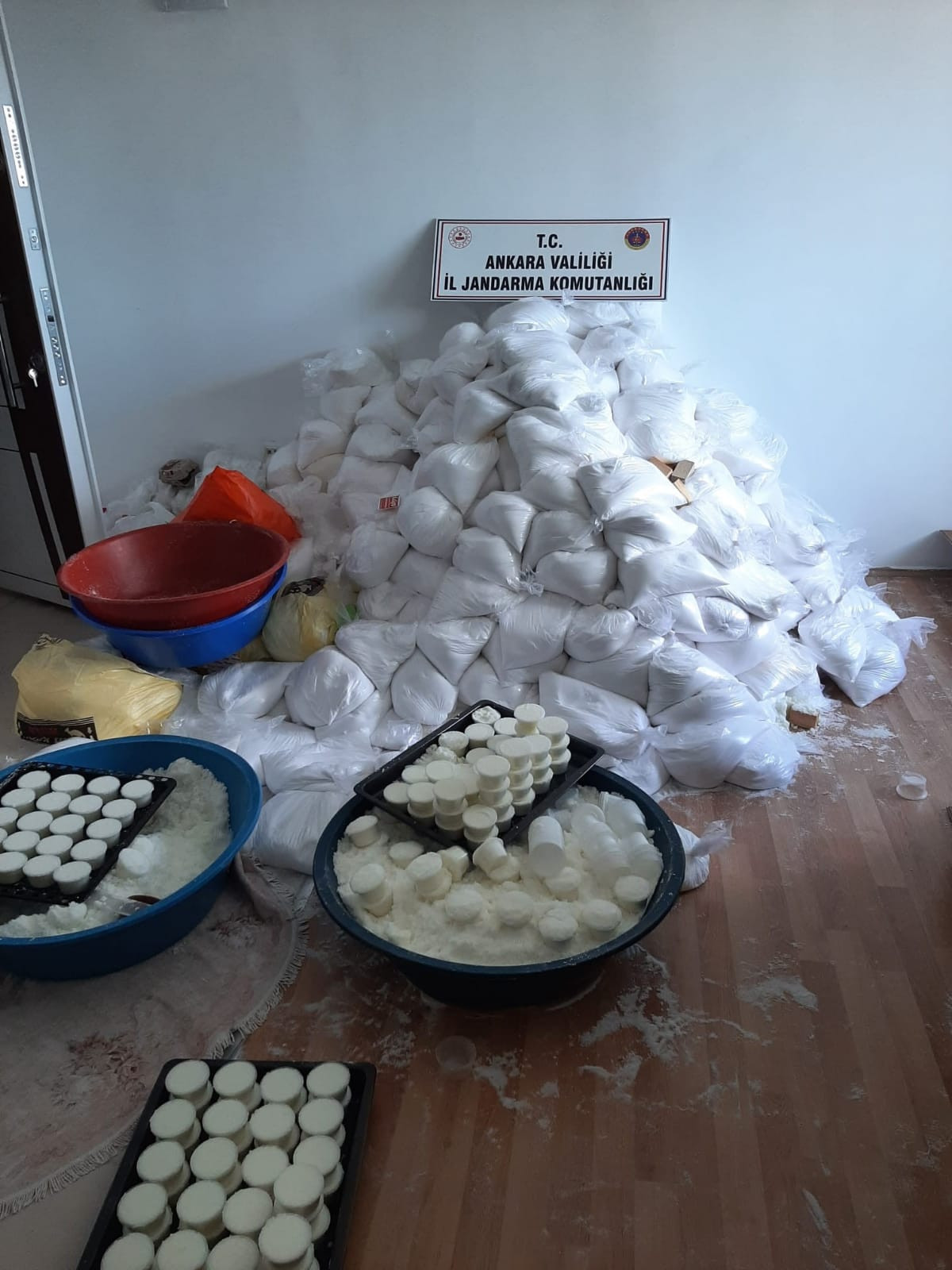 Ankara'da jandarma ekipleri bir haftada aranan 193 şüpheliyi yakaladı - Resim : 1