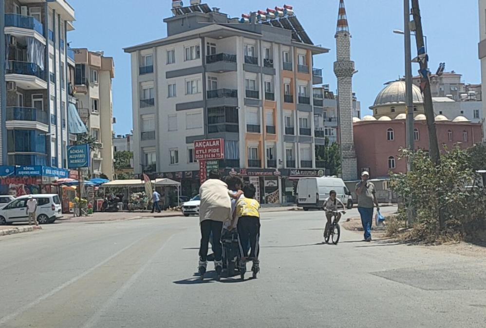 5 çocuğun trafikteki tehlikeli yolculuğu - Resim : 2