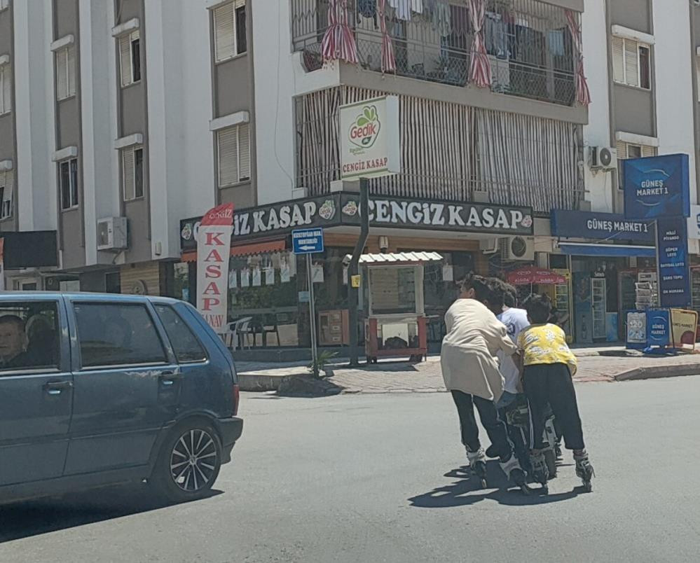 5 çocuğun trafikteki tehlikeli yolculuğu - Resim : 3