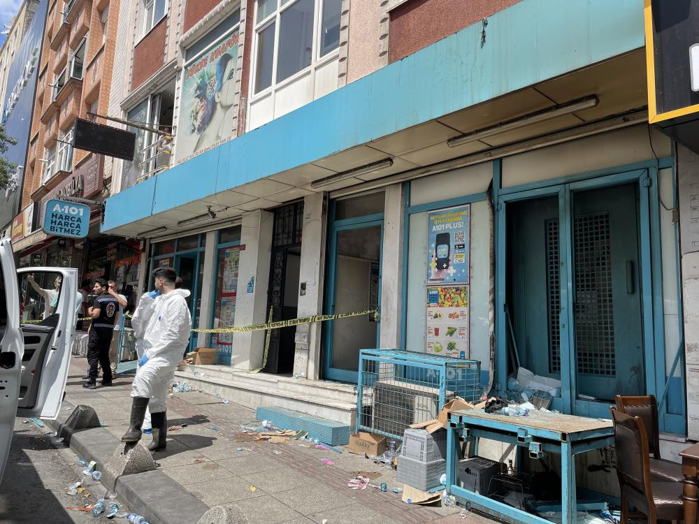 Esenler'deki zincir marketin deposunda can alan yangın - Resim : 1