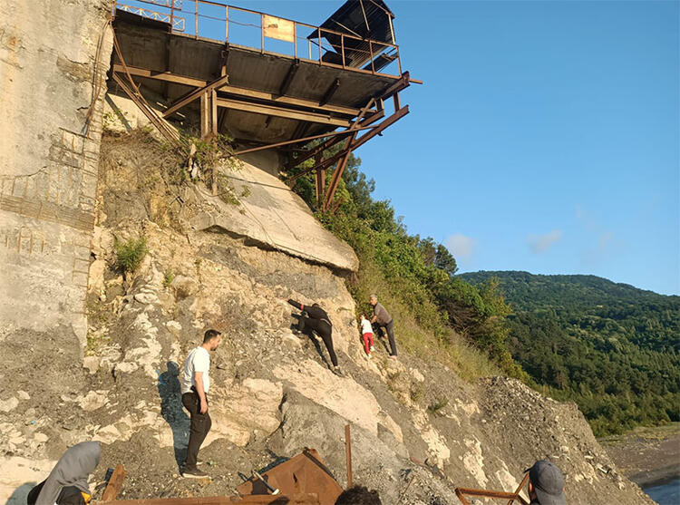 Kayalıklarda mahsur kalan dayı-yeğen halatla kurtarıldı - Resim : 1