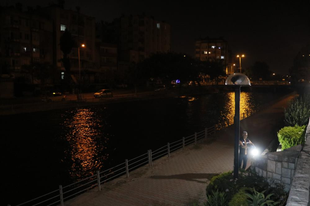 Yüzünü yıkayan adamı su kanalı yuttu - Resim : 1