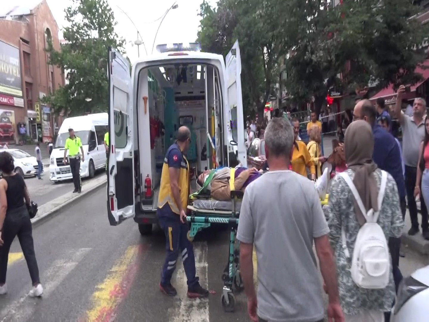 Şiddetli rüzgarın uçurduğu sac başına düştü - Resim : 1