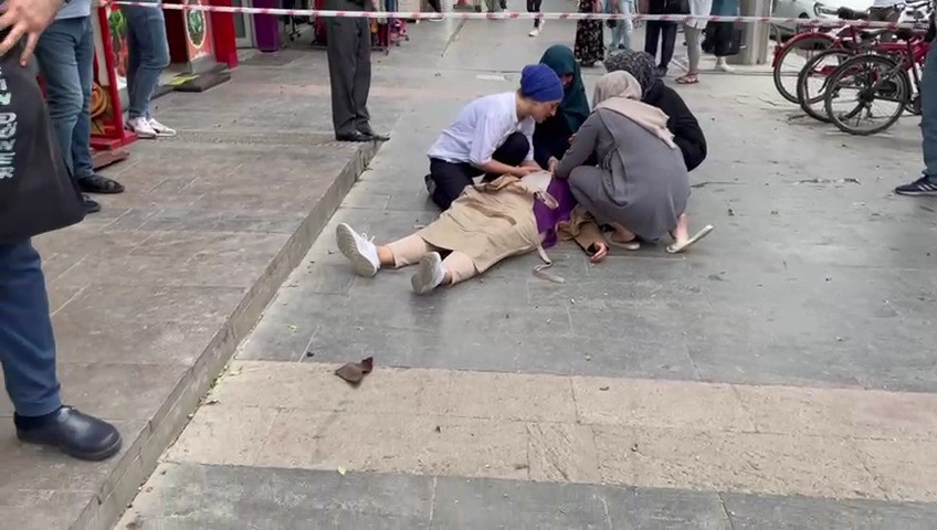 Şiddetli rüzgarın uçurduğu sac başına düştü - Resim : 2