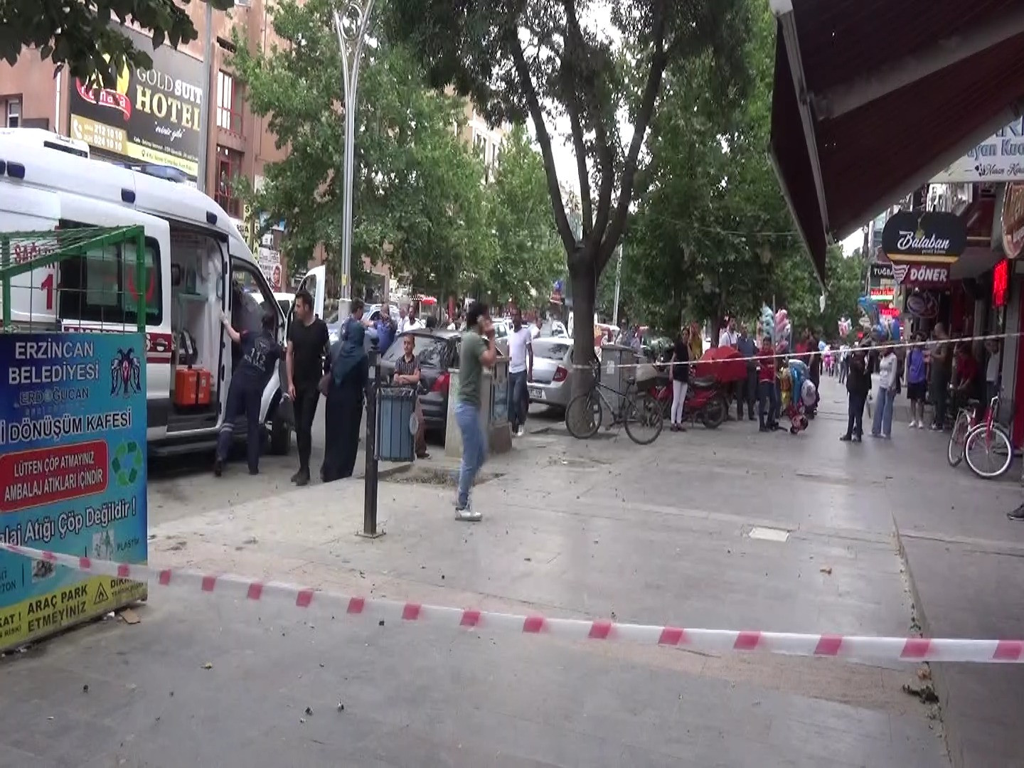 Şiddetli rüzgarın uçurduğu sac başına düştü - Resim : 3