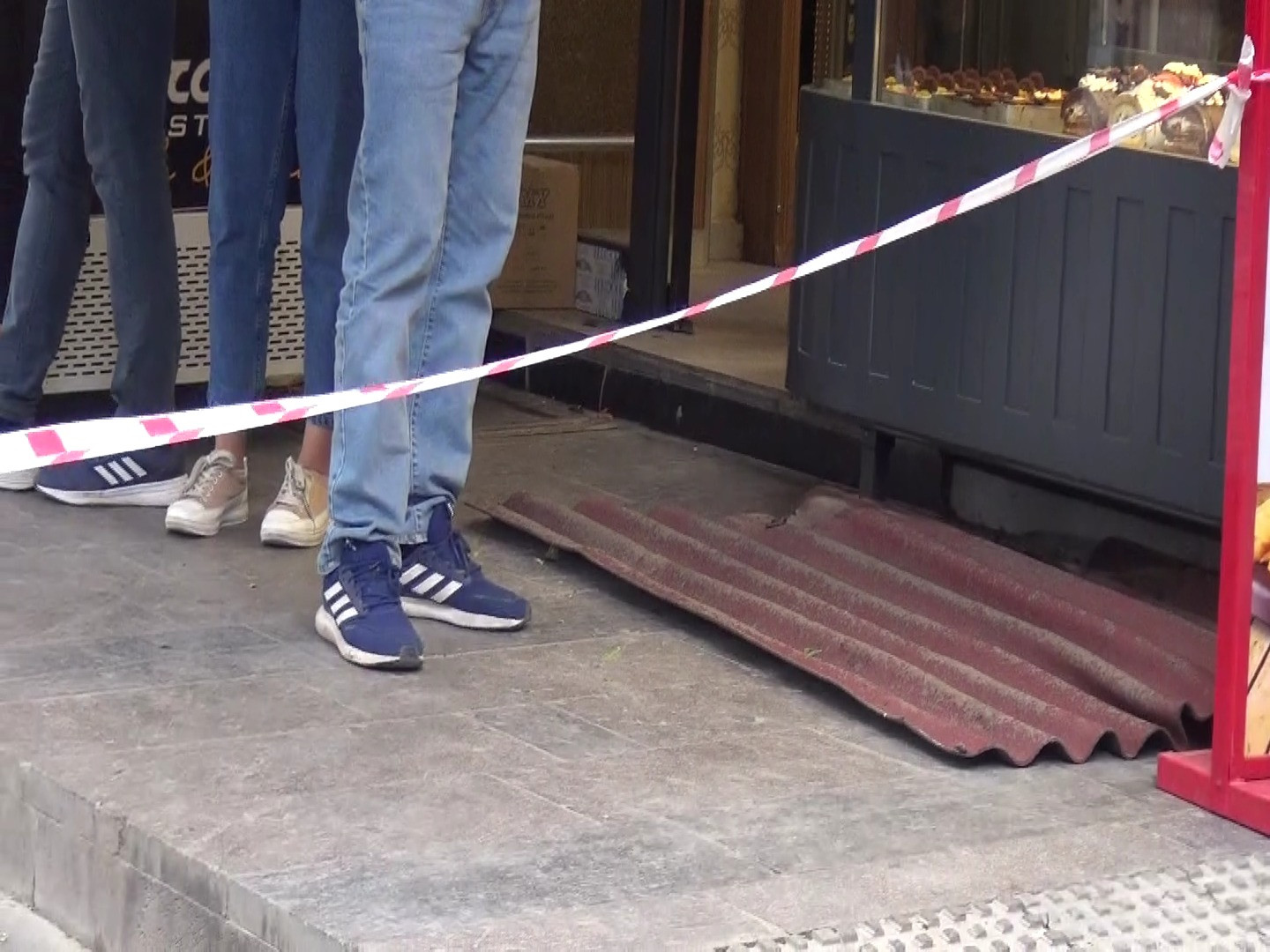 Şiddetli rüzgarın uçurduğu sac başına düştü - Resim : 4