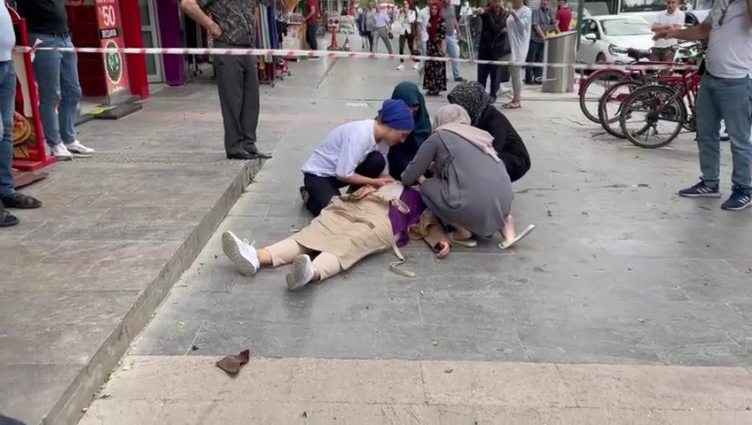 Şiddetli rüzgarın uçurduğu sac başına düştü - Resim : 5