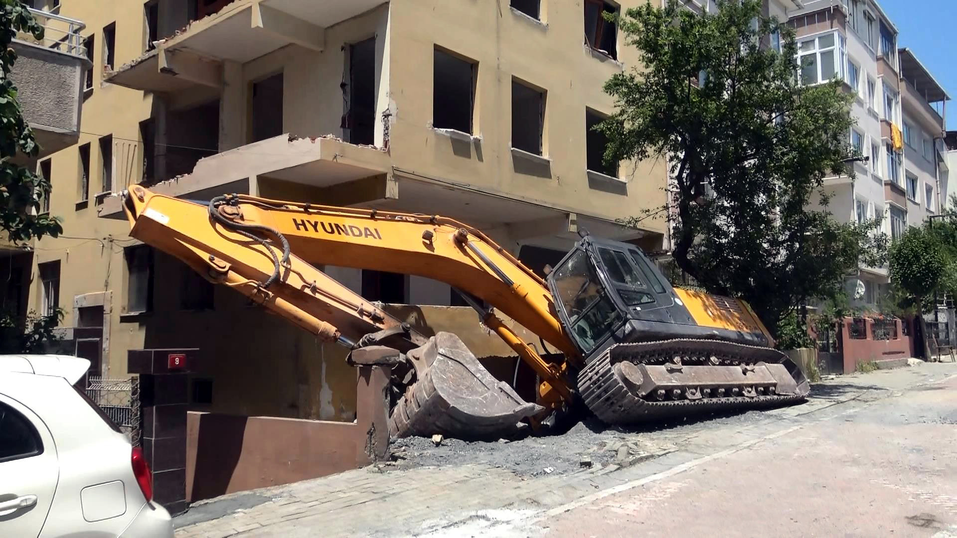 Avcılar'da yıkım için getirilen iş makinesi kanalizasyona düştü - Resim : 1