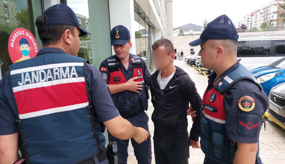 16 yaşındaki çocuk 3 kişiyi bıçakladı - Resim : 1