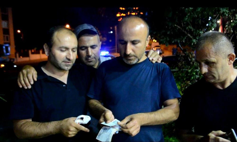 Yol ortasında bir poşet dolusu para buldu - Resim : 1