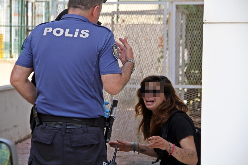 Boşaltılan bankadan hırsızlık. şüpheli kadın gözyaşlarına boğuldu - Resim : 1