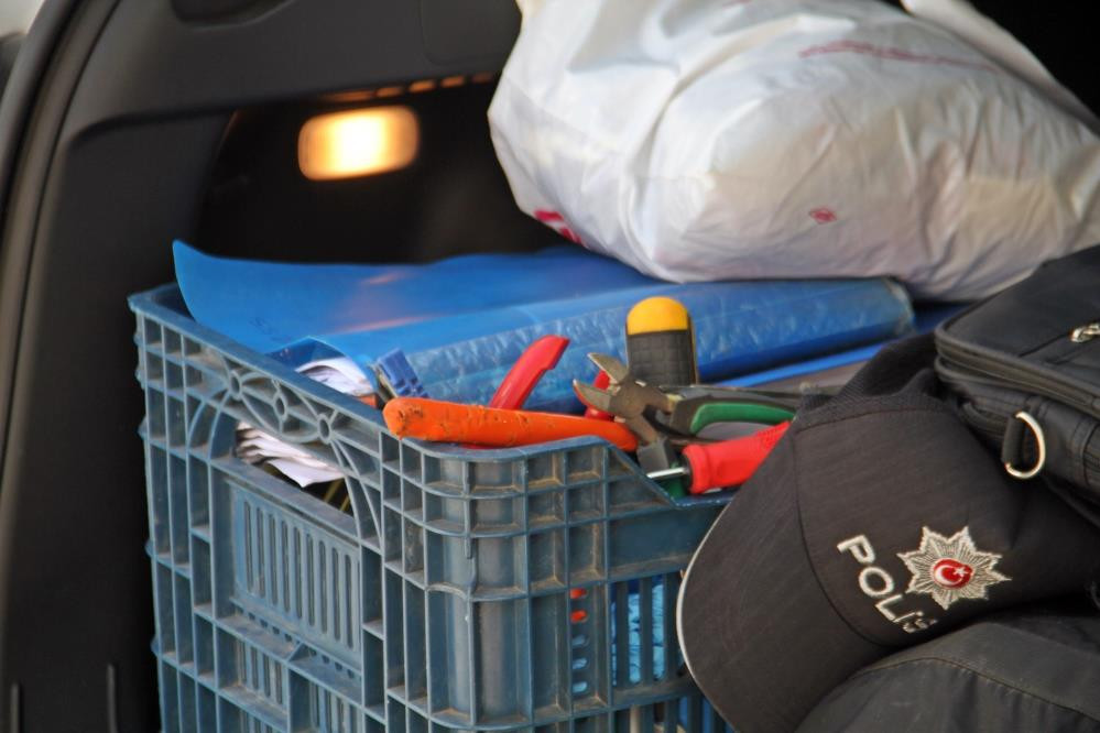 Boşaltılan bankadan hırsızlık. şüpheli kadın gözyaşlarına boğuldu - Resim : 7