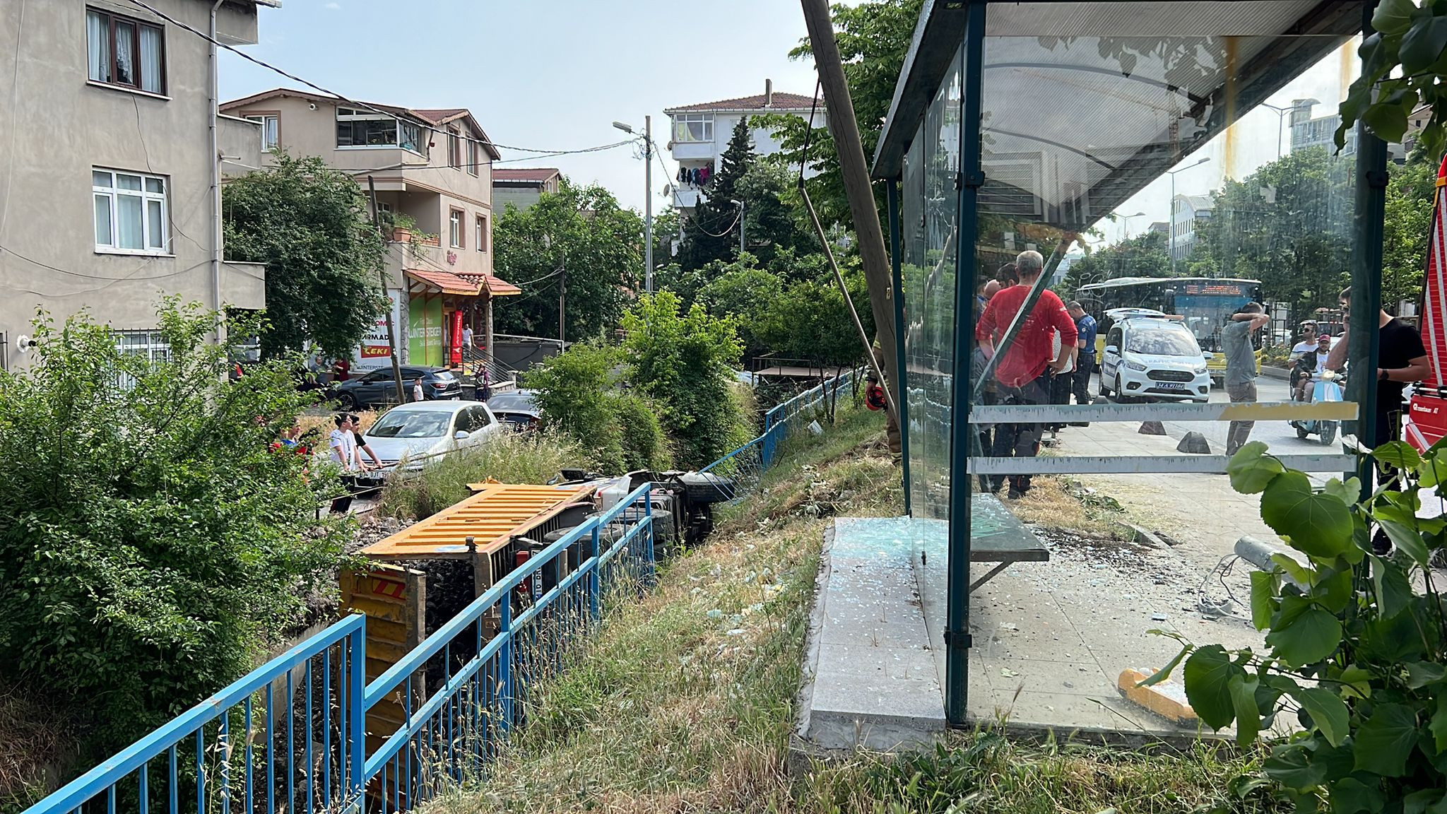 Hafriyat kamyonu dereye düştü (03 Haziran 2022) - Resim : 1