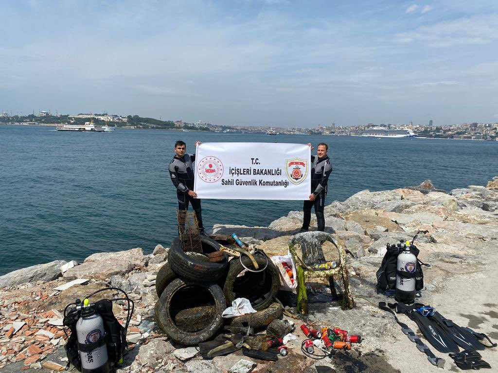 Sahil Güvenlik’ten dalgıçlar denize değil sanki lastik fabrikasına daldı - Resim : 1