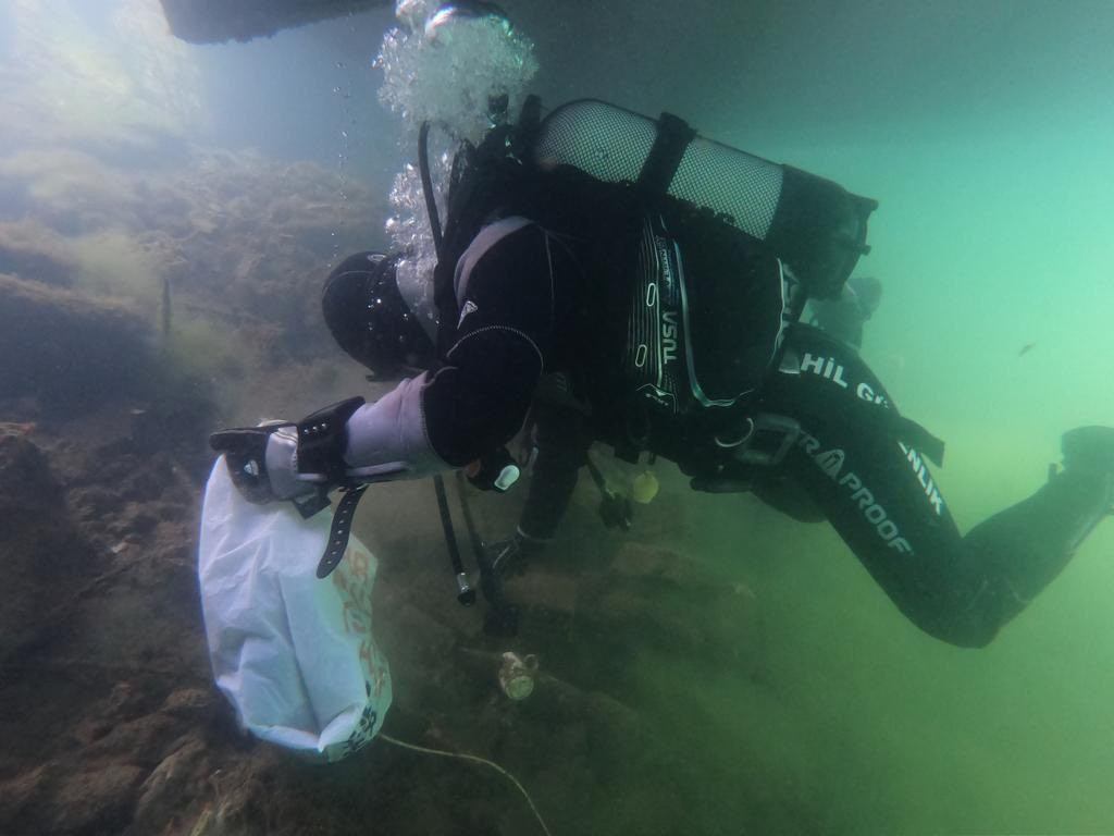 Sahil Güvenlik’ten dalgıçlar denize değil sanki lastik fabrikasına daldı - Resim : 2