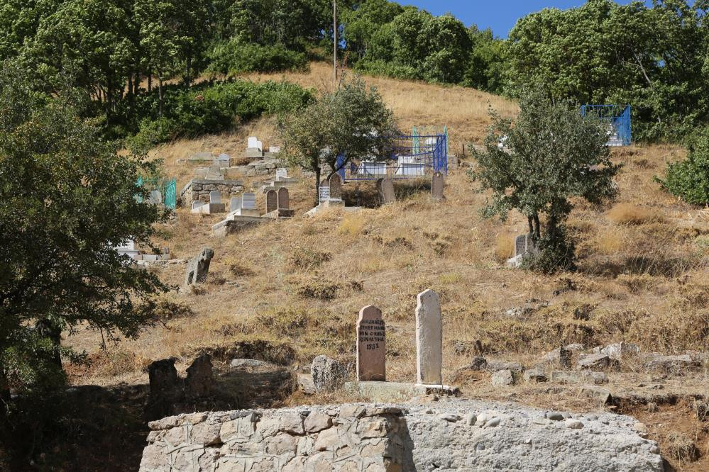 Tarihi mezarlıkta define avı - Resim : 6