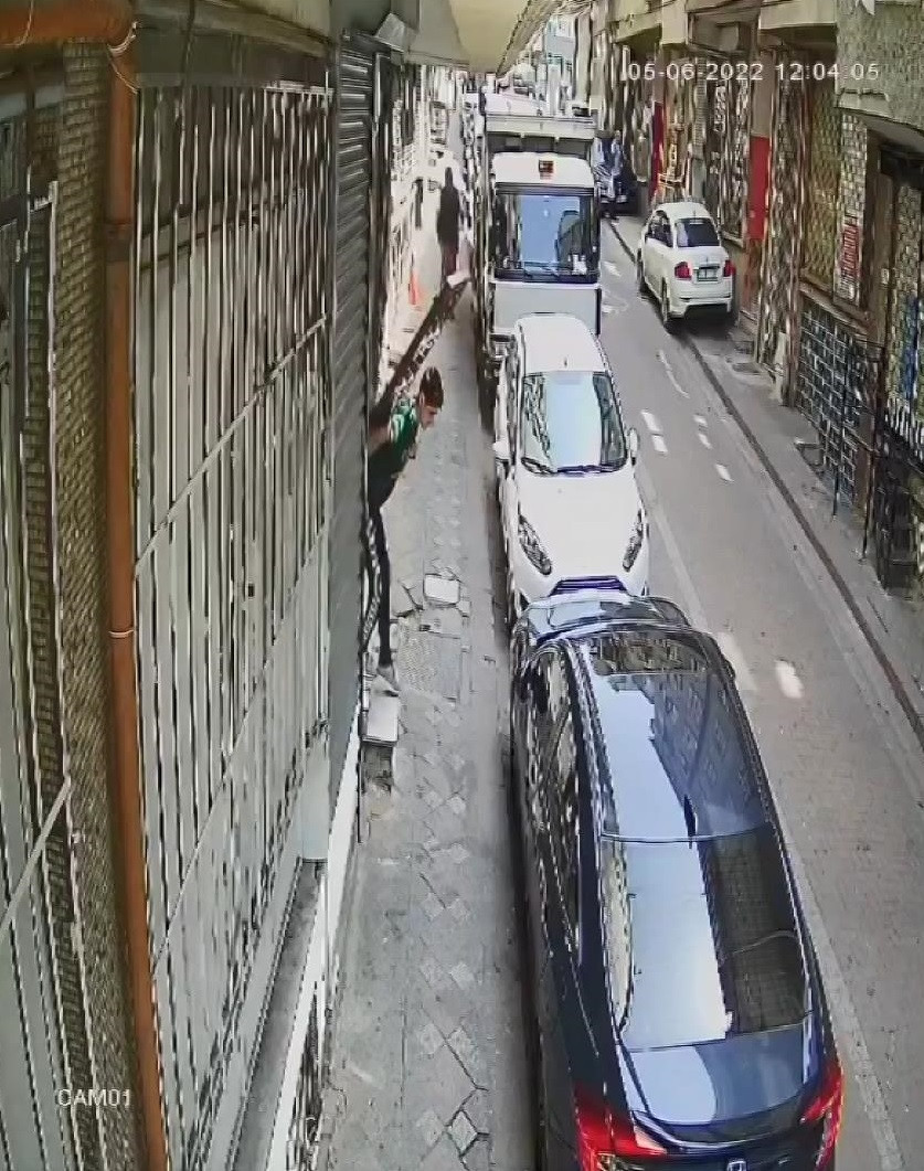 Apartman kapısını sırtlayarak çaldı - Resim : 1