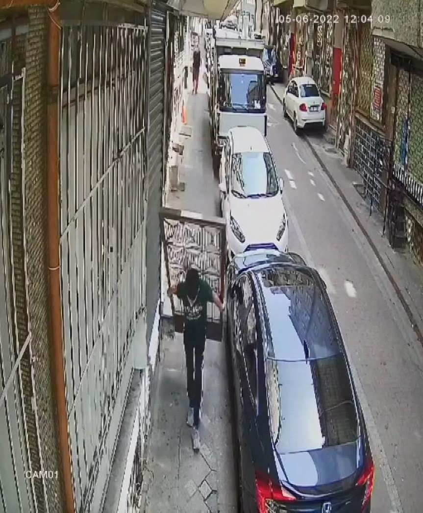 Apartman kapısını sırtlayarak çaldı - Resim : 2