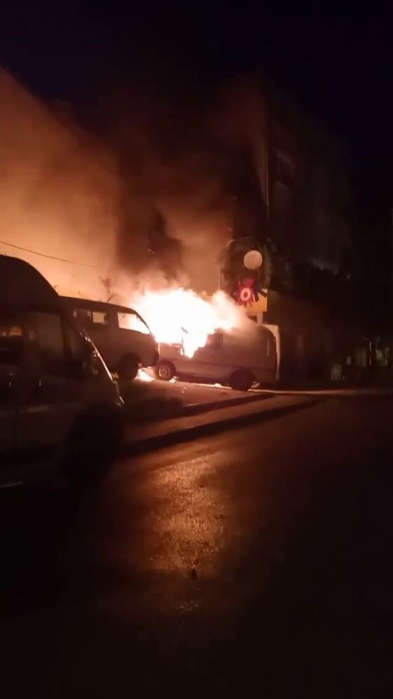 Park halindeki minibüs alev alev yandı - Resim : 1