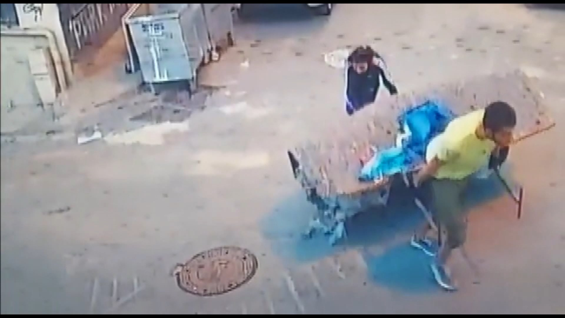 Çaldıkları motosikleti çekçek arabası ile taşıdılar - Resim : 1