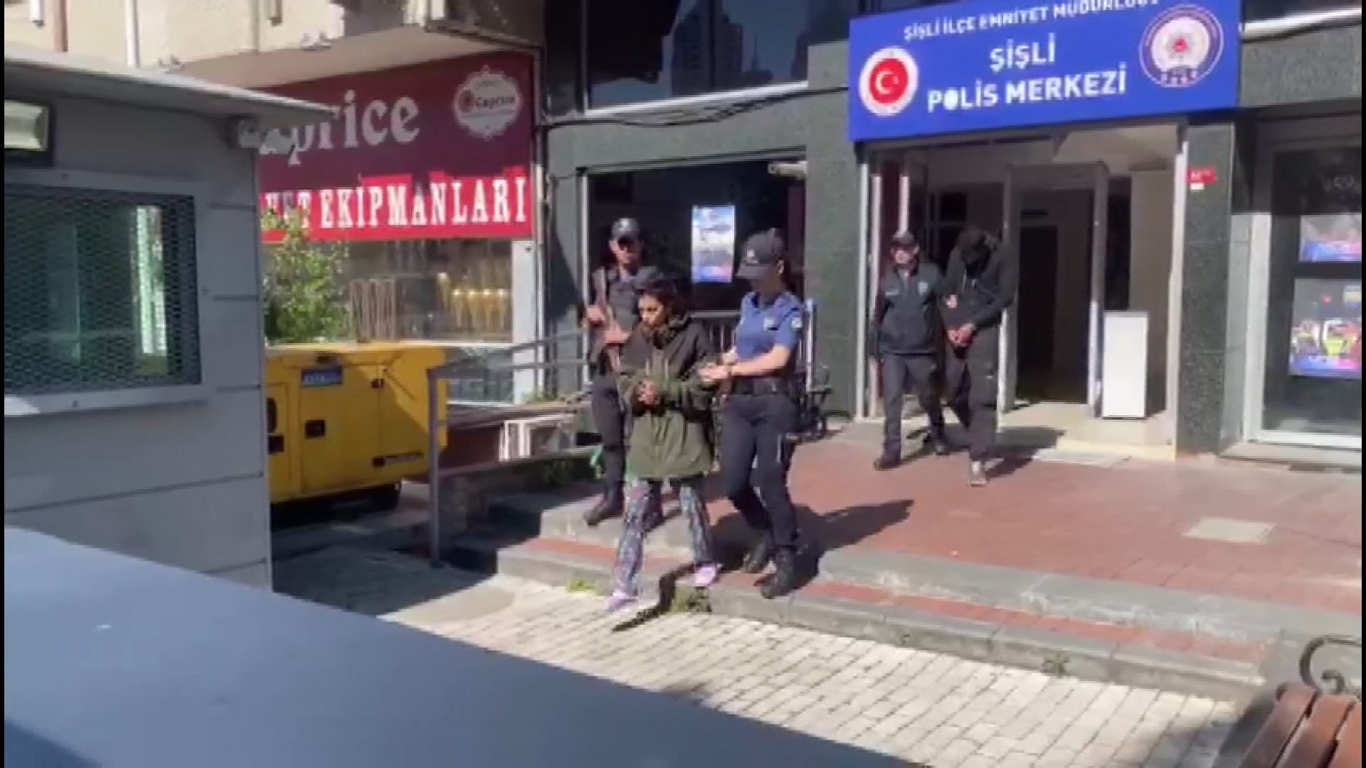 Çaldıkları motosikleti çekçek arabası ile taşıdılar - Resim : 2