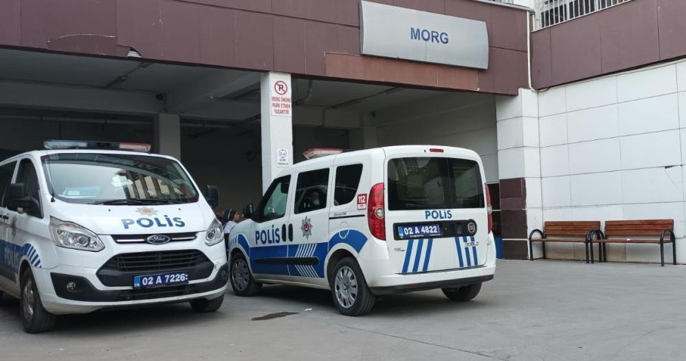 Demir korkuluklara kafası sıkışan çocuk hayatını kaybetti - Resim : 1