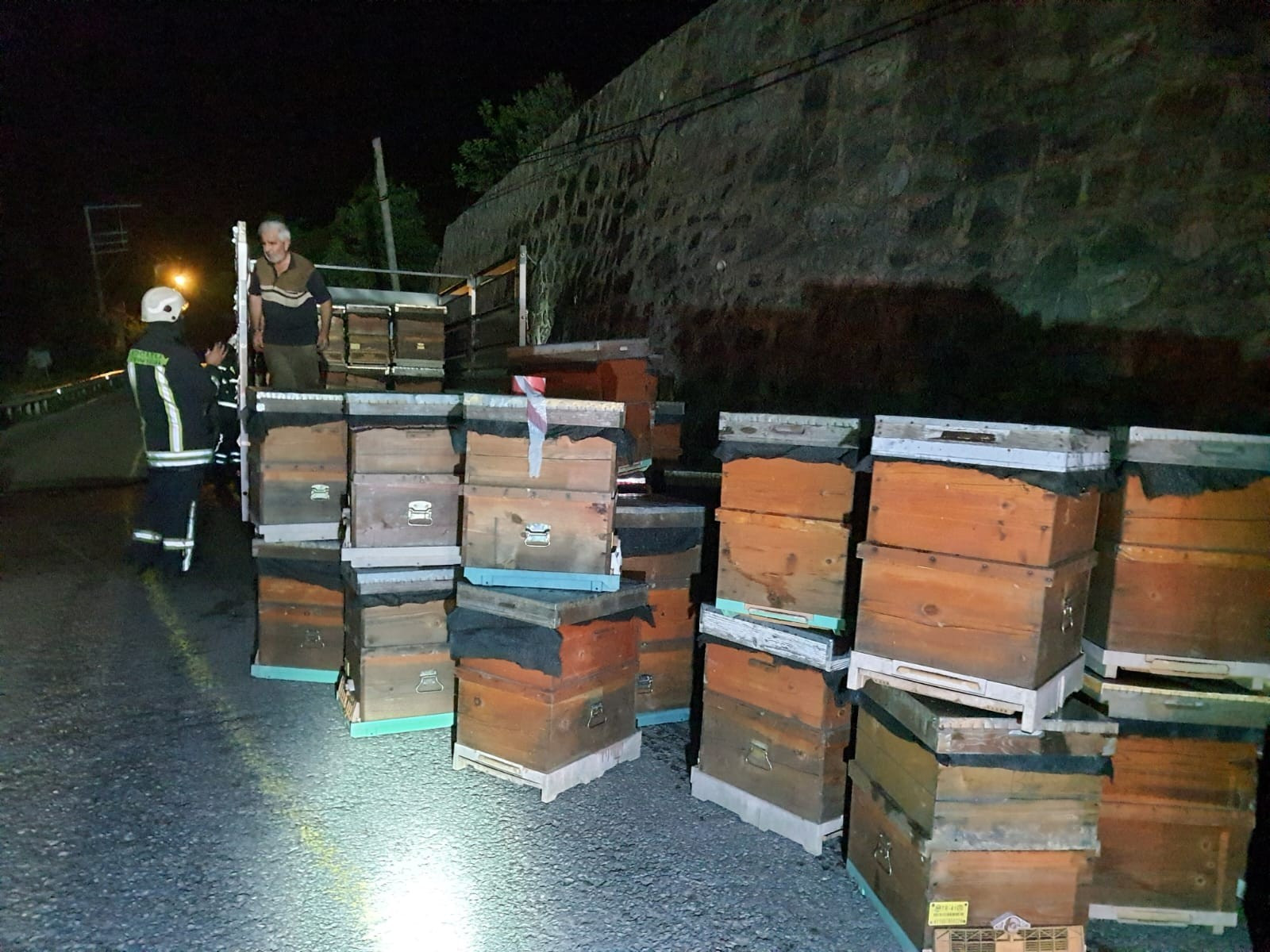 Arı kovanı yüklü kamyonet alev alev yandı, arılar son anda kurtarıldı - Resim : 2