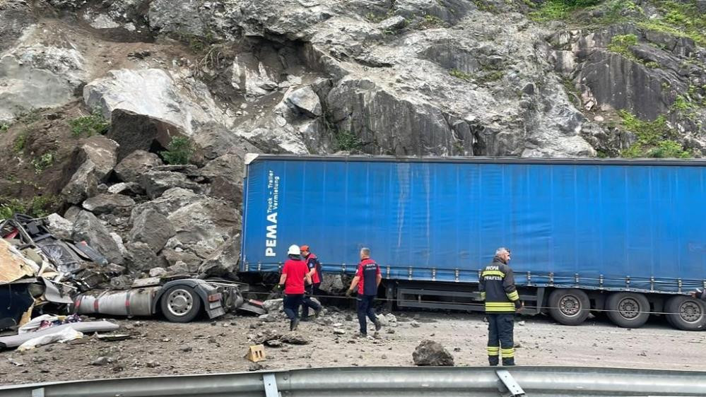 Artvin'deki heyelan böyle geldi - Resim : 5