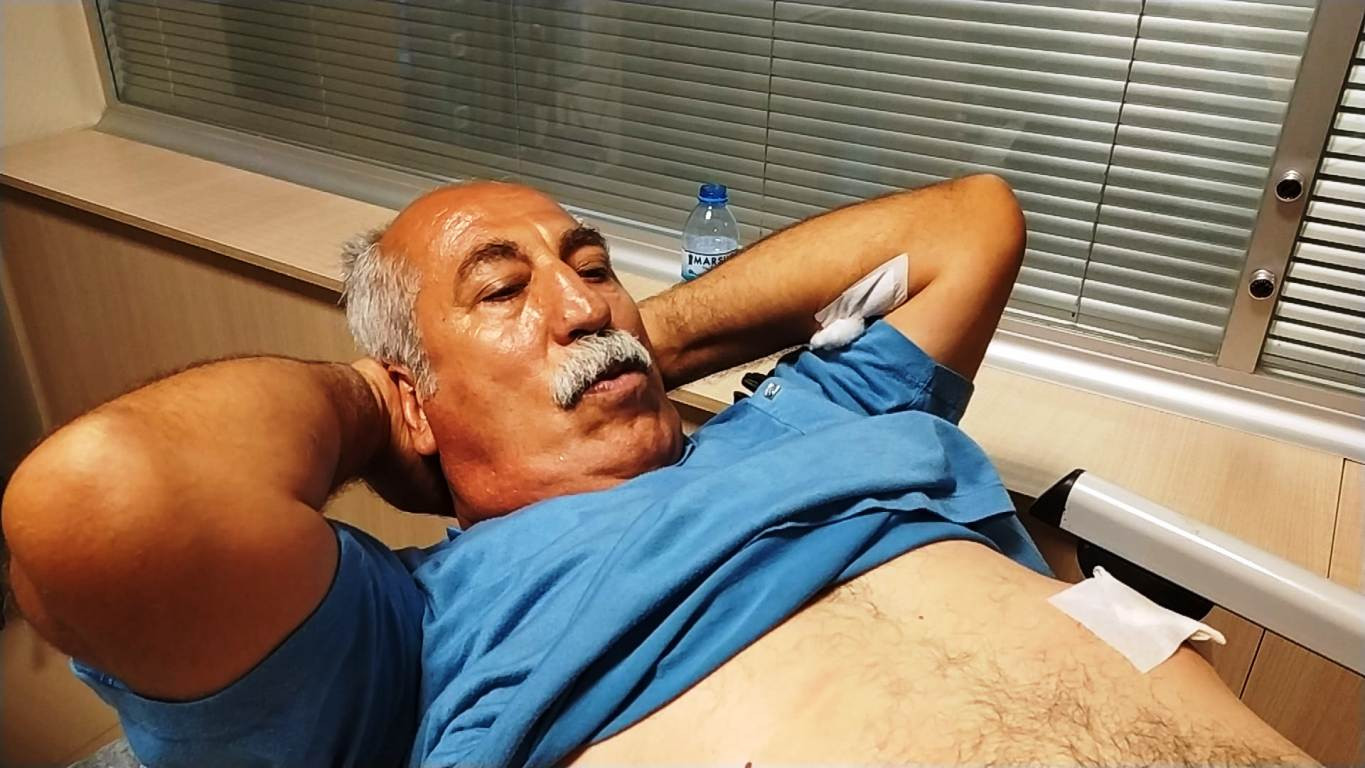 Evinin bahçesinde otururken göğsüne mermi saplandı - Resim : 1