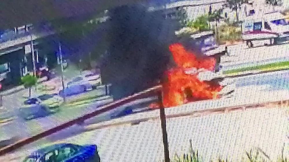 Alev topuna dönen araçtan valiz çıkarma mücadelesi - Resim : 2