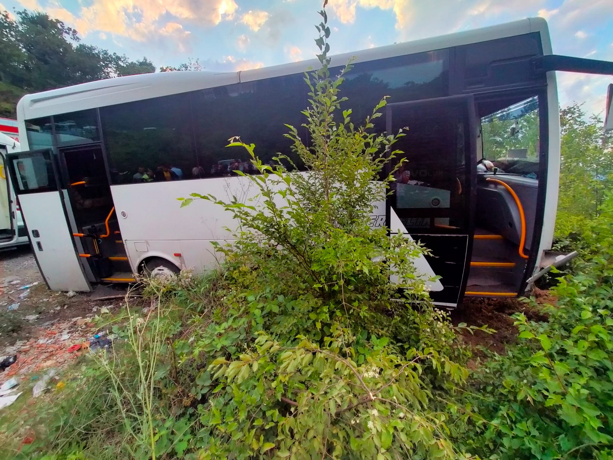 Freni patlayan midibüs kaza yaptı. 12 kişi yaralandı - Resim : 1